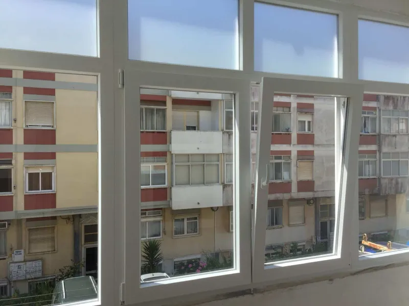 Caixilharia branca em apartamento