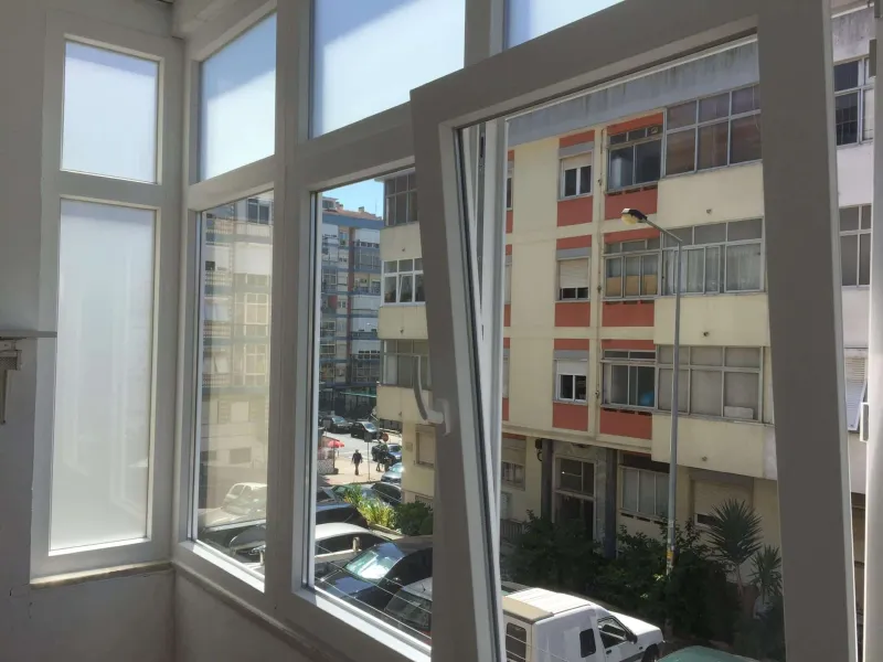 Caixilharia branca em apartamento