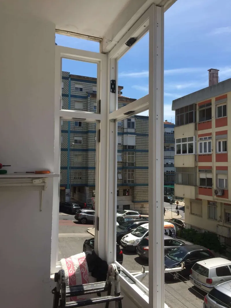 Caixilharia branca em apartamento