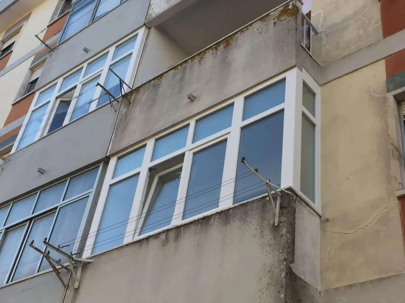 Caixilharia branca em apartamento