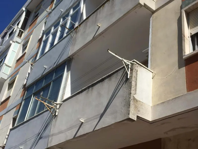 Caixilharia branca em apartamento