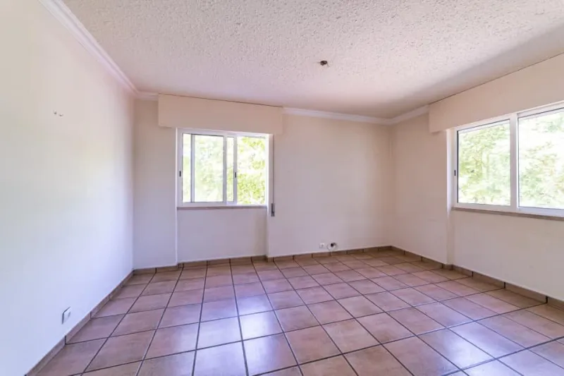 Janelas brancas em habitação