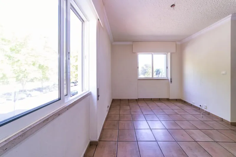 Janelas brancas em habitação