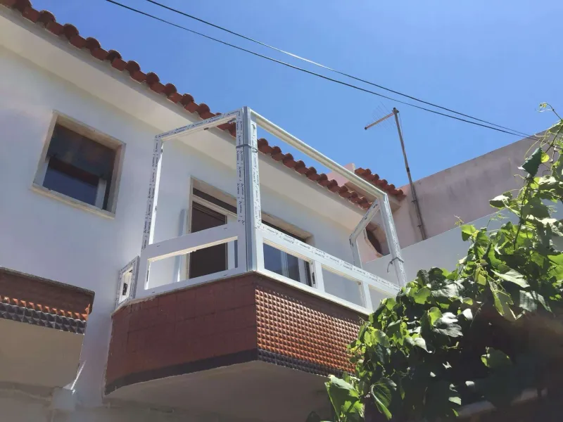 Marquise em varanda de moradia