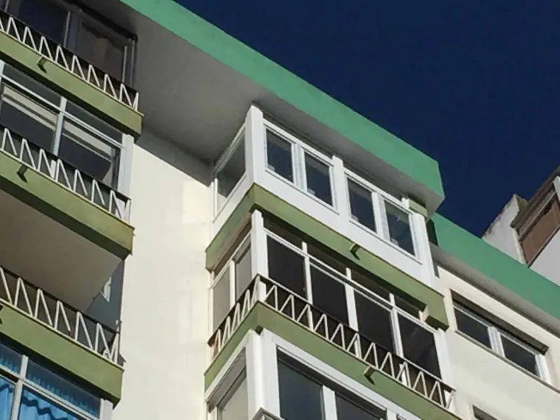 Fecho de varandas em prédio